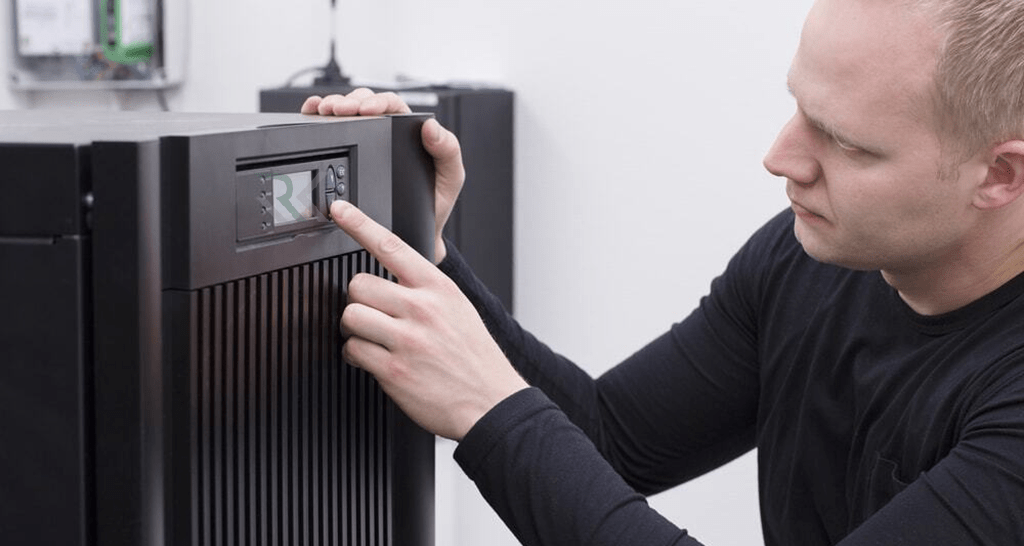 خدمات اتاق سرور و رک؛ مهمترین زیرساخت مراکز داده و سازمانها 4 منبع تغذیه اضطراری و UPS