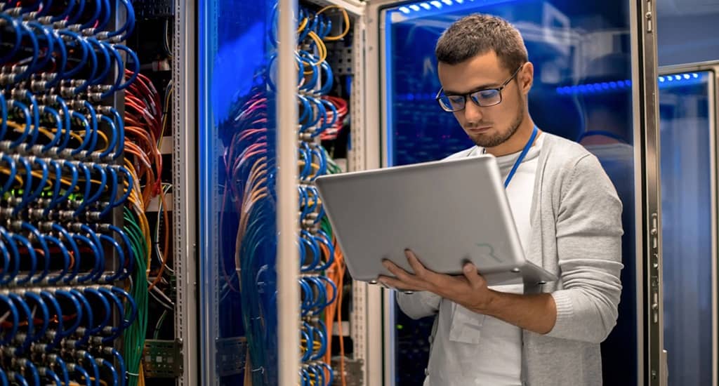 راهنمای جامع پشتیبانی اتاق سرور و اقدامات نگهداری از اتاق سرور 1 منظور از پشتیبانی اتاق سرور چیست؟